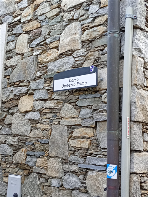 Interventi di installazione e/o sostituzione di targhe viarie e numerazione civica